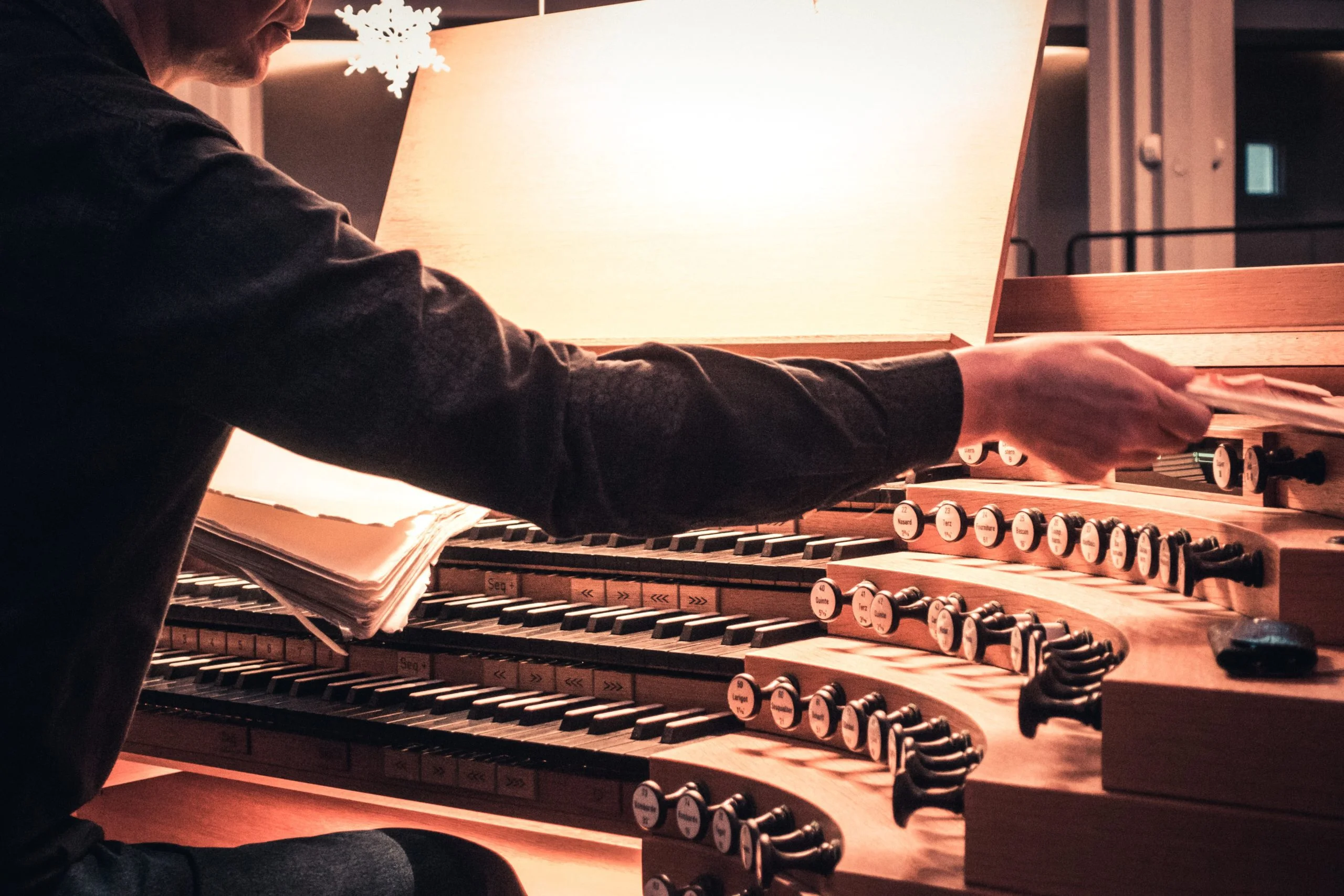 person playing organ